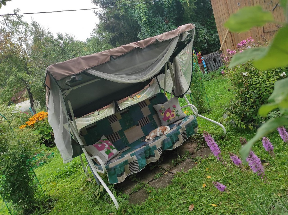 Качели в зоне отдыха.