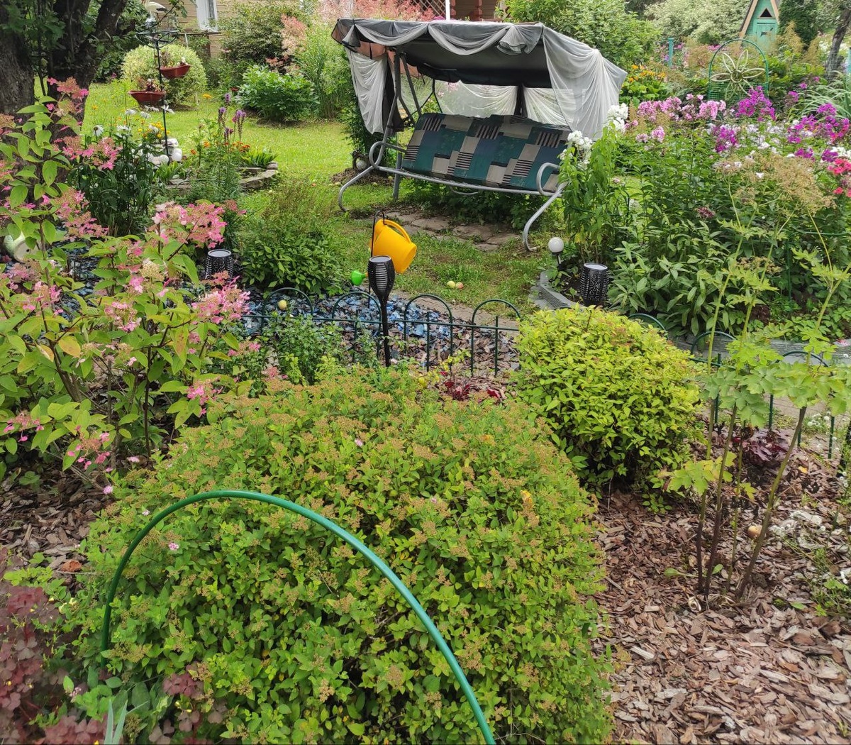 Общий вид на качели.