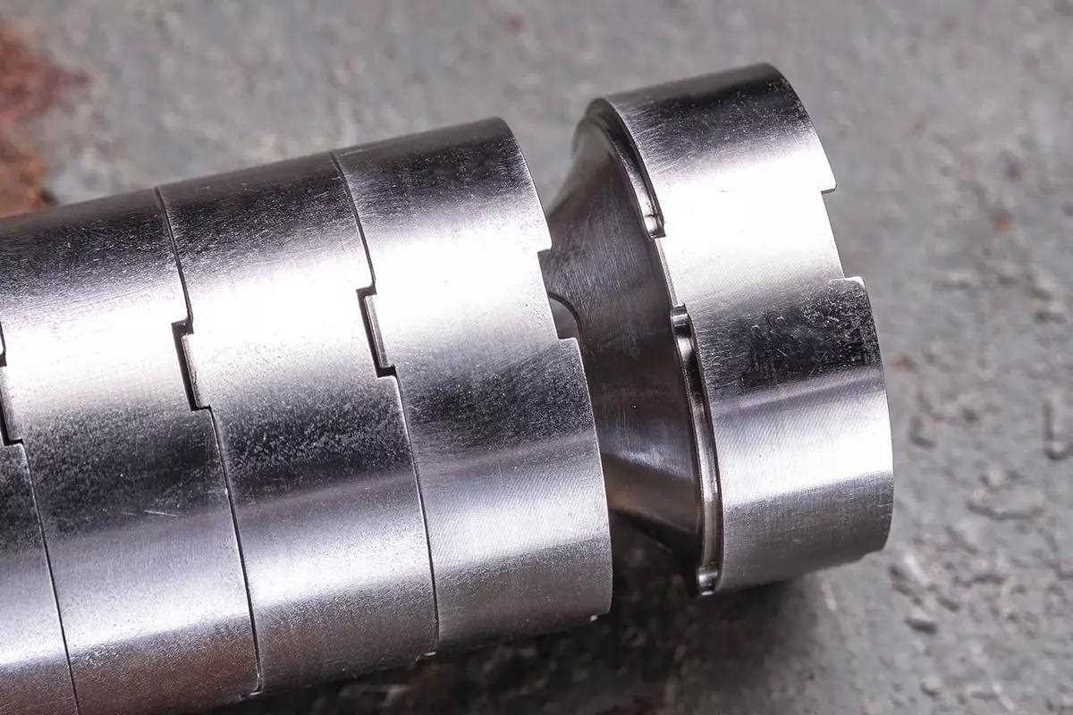 Каждая перегородка имеет три асимметрично расположенных выступа с соответствующими выемками. Это обеспечивает точное совпадение при повторной сборке.