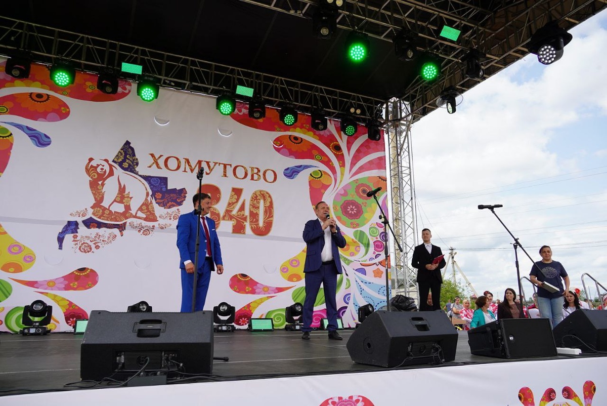 На фото: на праздновании дня села глава Хомутовского муниципального образования Алексей Иваненко и мэр Иркутского района Леонид Фролов, 2025