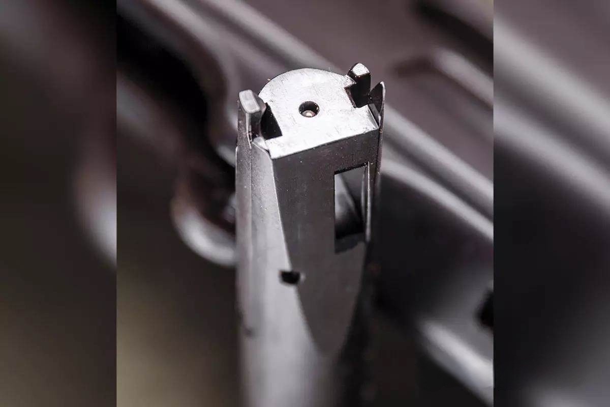 Модель 1854 имеет головку болта, напоминающую надгробие, с удлиненным экстрактором и прорезью на другой стороне для его извлечения. Дно оснащено наклонной поверхностью для надежной подачи из подъемника.