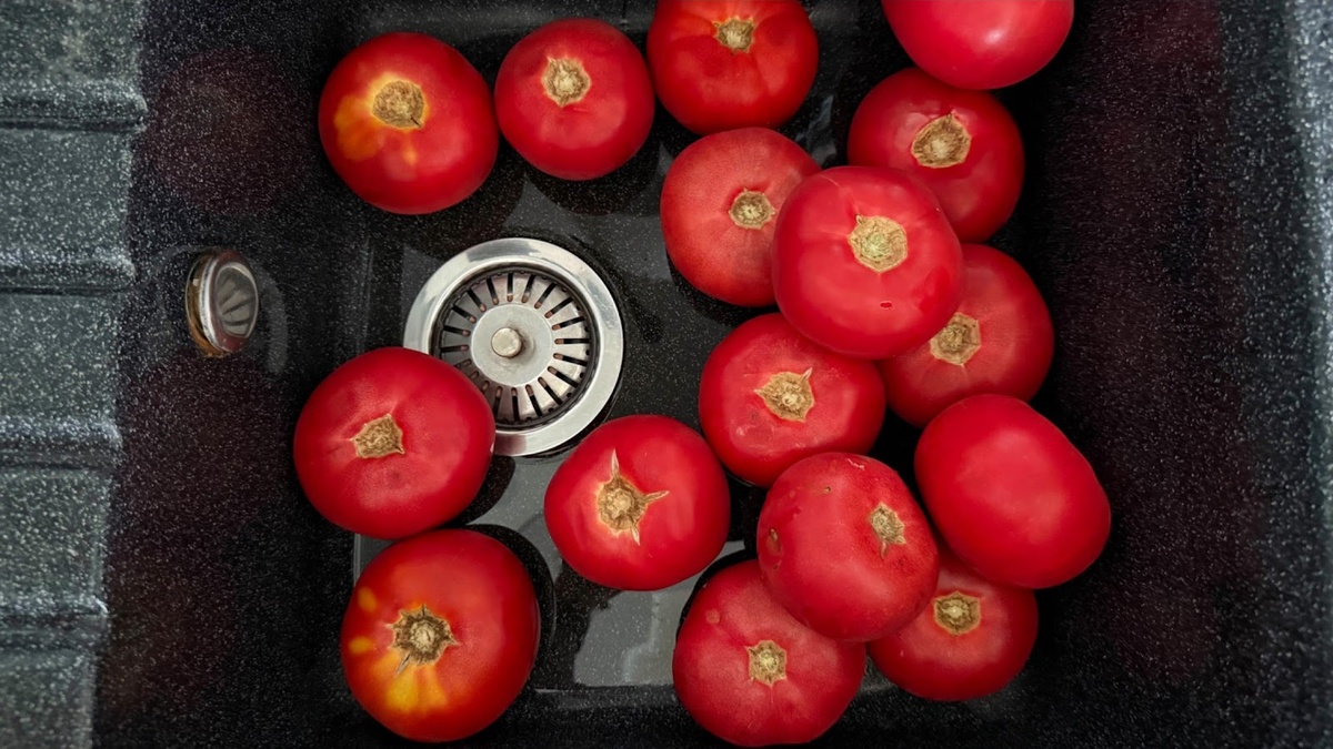 Считается, что лучше всего подходят сливовидные и плотные мясистые сорта томатов (например, бычье сердце)