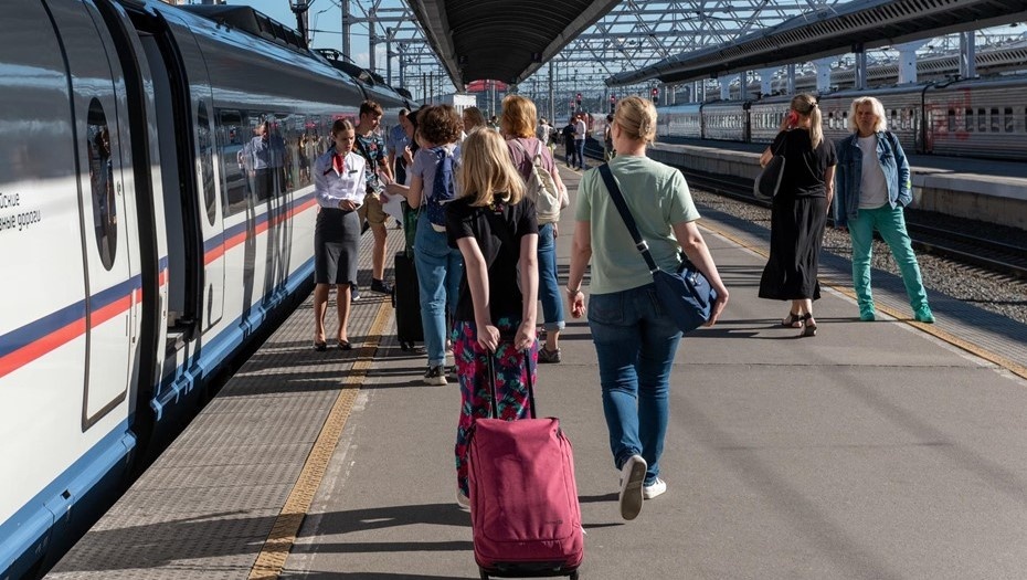    Перрон Московского вокзала в Санкт-Петербурге. Пассажиры идут по перрону для посадки на поезд. Автор фото: Тихонов Михаил