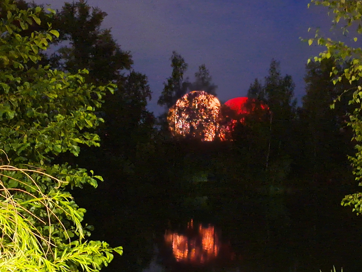 Аэростаты светятся в ночи. Стадион "Труд". Фото автора. 