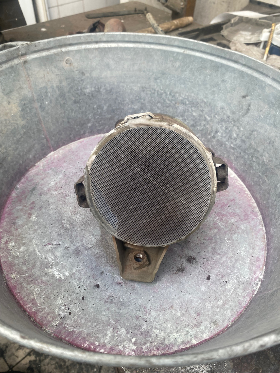 Это мой катализатор. Как сказал мастер - начал разрушаться по-тихоньку, но не критично. 