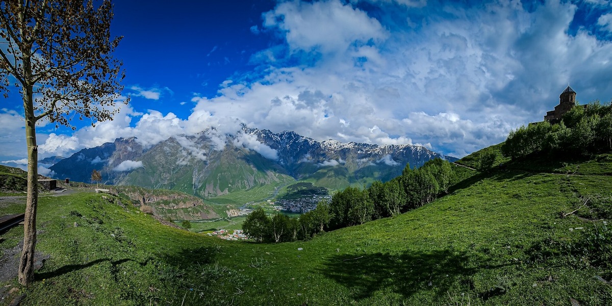 Поездка по Военно-Грузинской дороге через КПП «Верхний Ларс» — отдельное живописное приключение. Маршрут ведёт Дарьяльское ущелье, Арку Дружбы народов со смотровой площадкой на ущелье. Особенно захватывает участок Крестового перевала между Степанцминдой и Гудаури на высоте 2379 метров с видом на Казбек. Фото: Vivek Vg / Unsplash