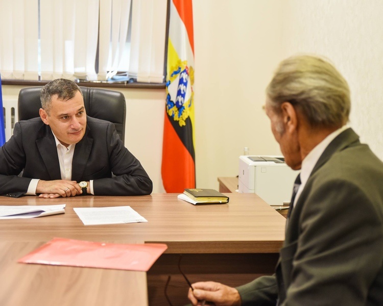     Куряне обратились к Александру Хинштейну на личном приёме