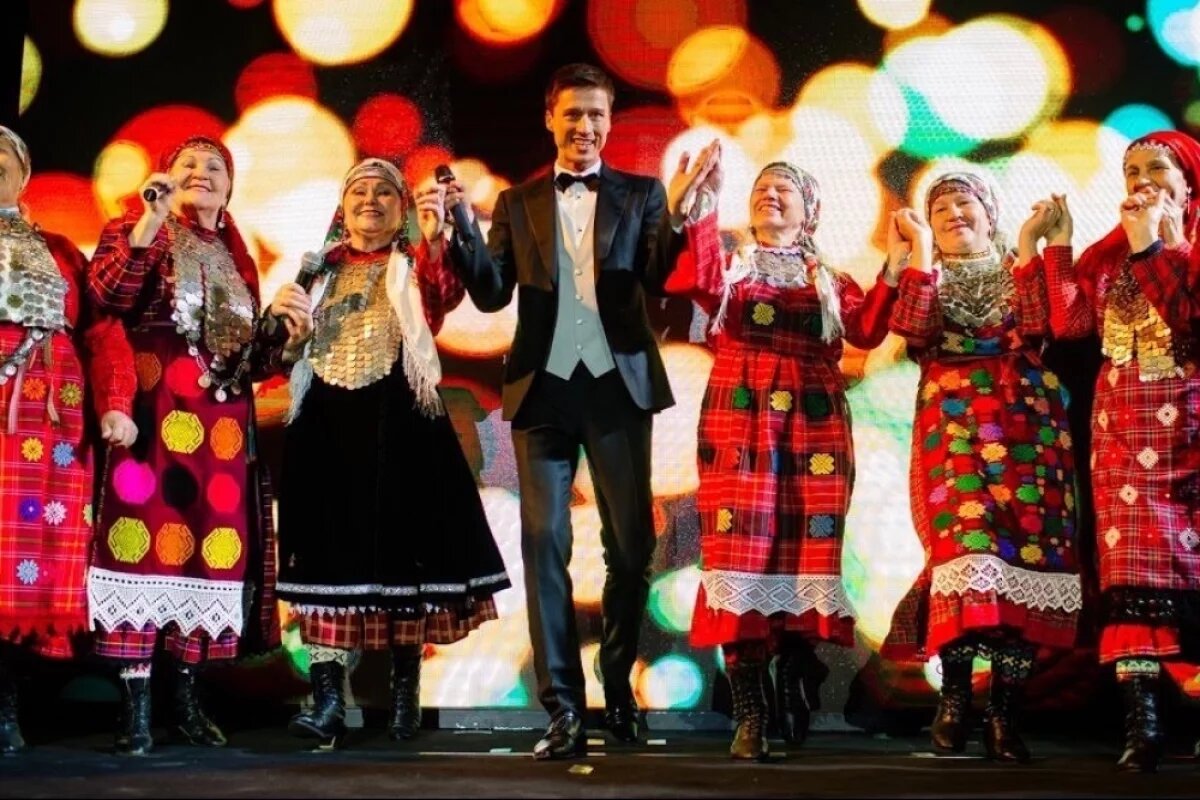    Дмитрий Нестеров и «Бурановские бабушки» — исполнители песни «Мне снова 18».