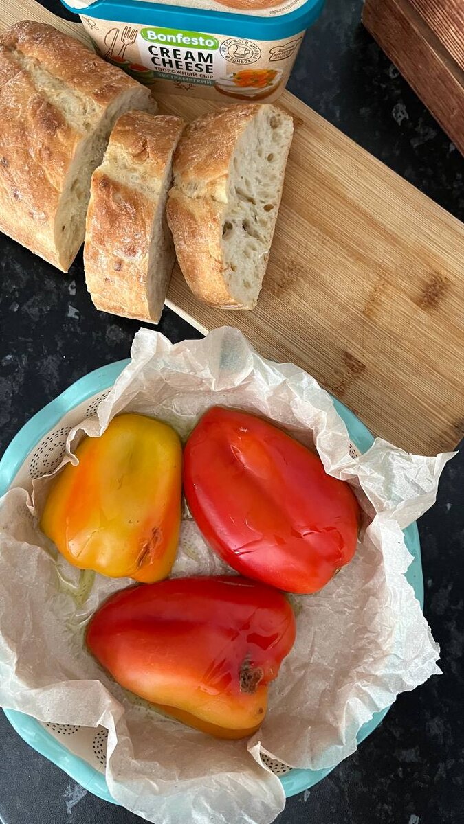 Перцы, чиабатта и сыр