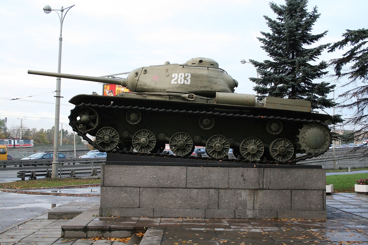 Тяжелый танк КВ-85 собственной персоной. Фотография в свободном доступе.