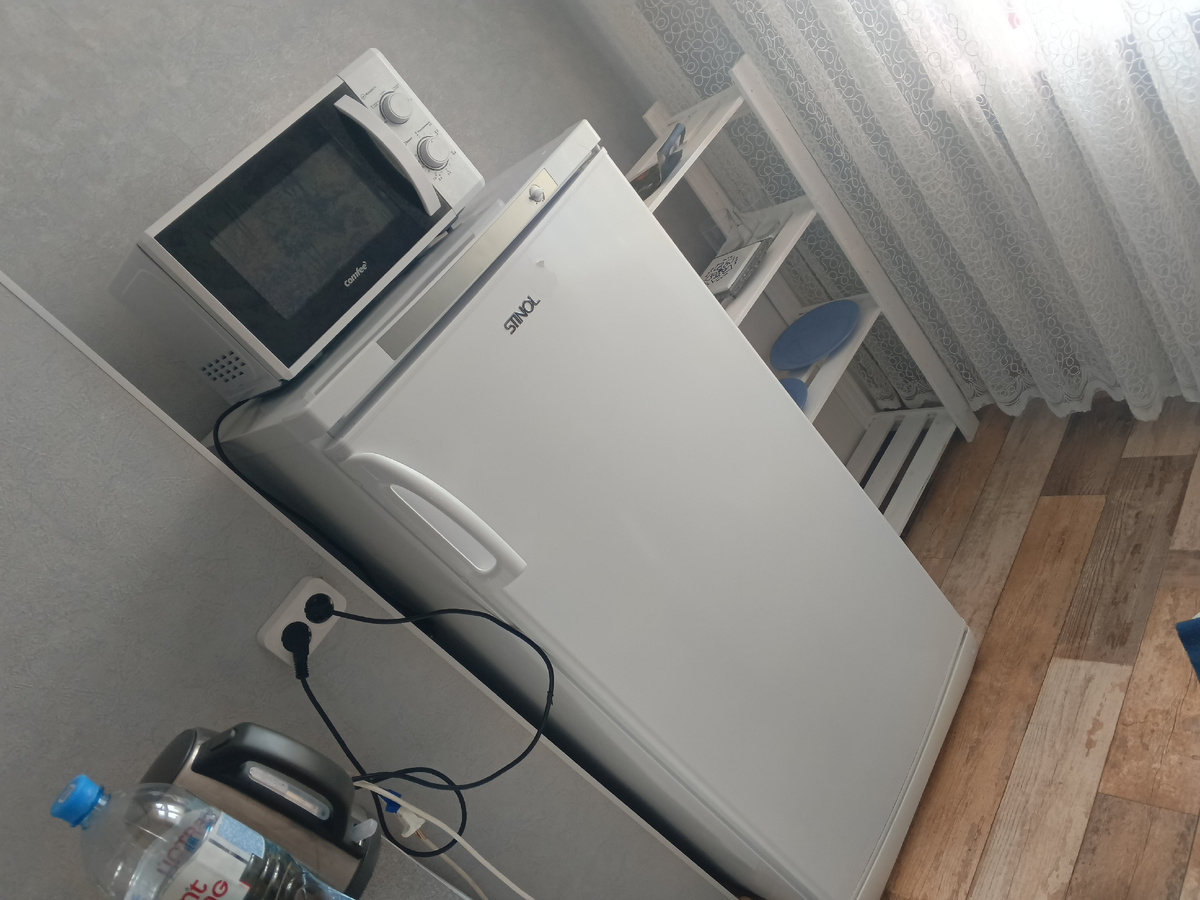 У нас были только чайник, холодильник и микроволновка