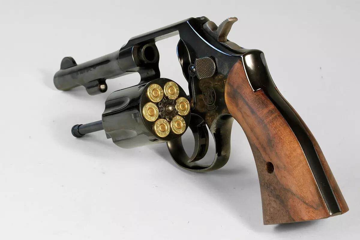 Рукоятки шестизарядного пистолета K-frame напоминают модель Magna. Как и у предшественницы, 10-й модели, они гладкие, без насечек и медальонов.