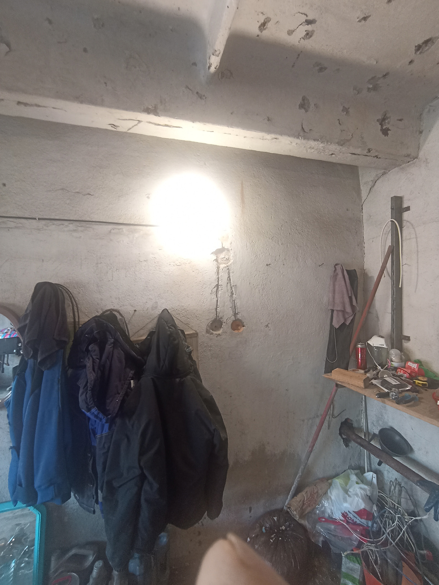 Вот здесь видно, как на стенах виды следы демонтажа старой электрики.