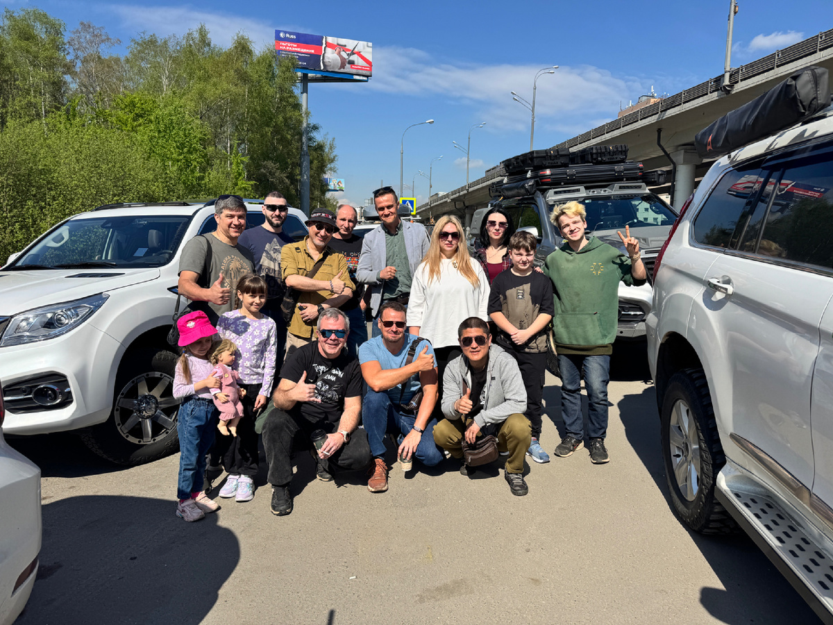 Почти все экипажи и провожающие нас друзья.