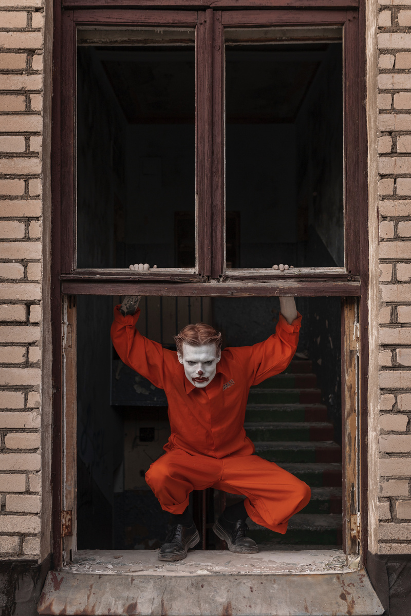 "Приснилось, что мужик в дверь заходит уверенно, как бы врывается (я не успеваю дверь закрыть), я от него пячусь. А у мамы в реальности соседи неблагополучные" - случаи вещий снов, соседи. Изображение взято с сайта freepik