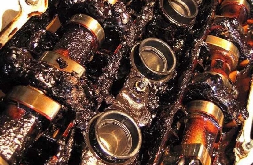 Двигатель "ест" масло: можно ли не менять его, а просто доливать? Разбор мифа, который убивает моторы