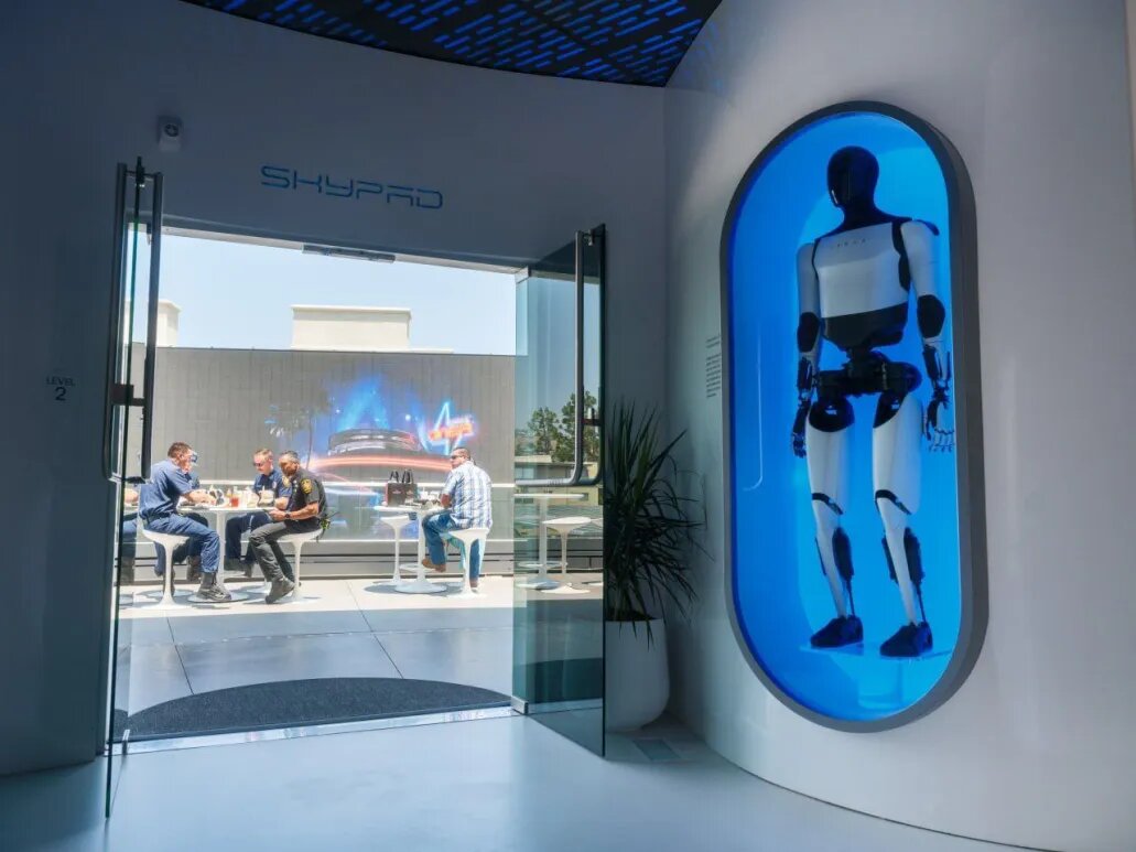 Роботы Optimus приветствуют на входе