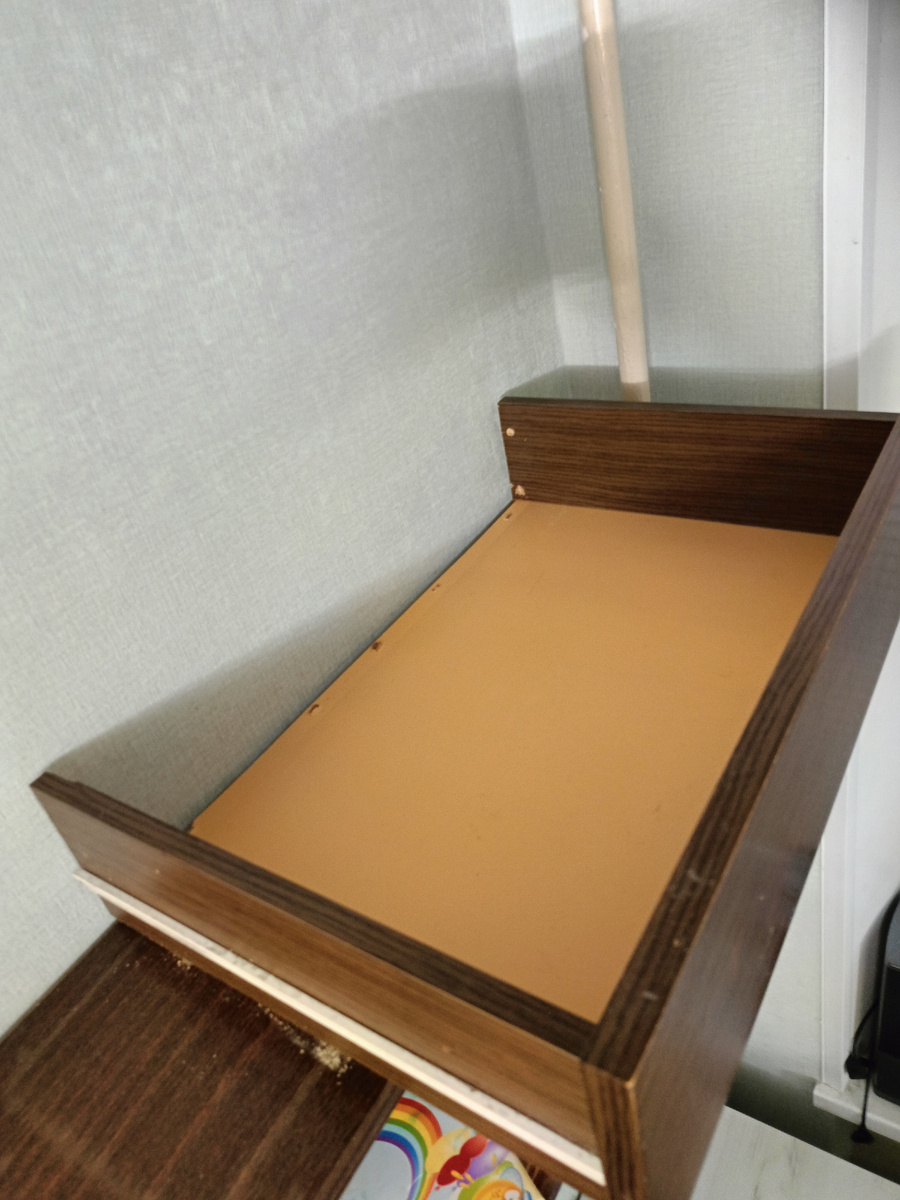 Фото автора. Полка под контейнер