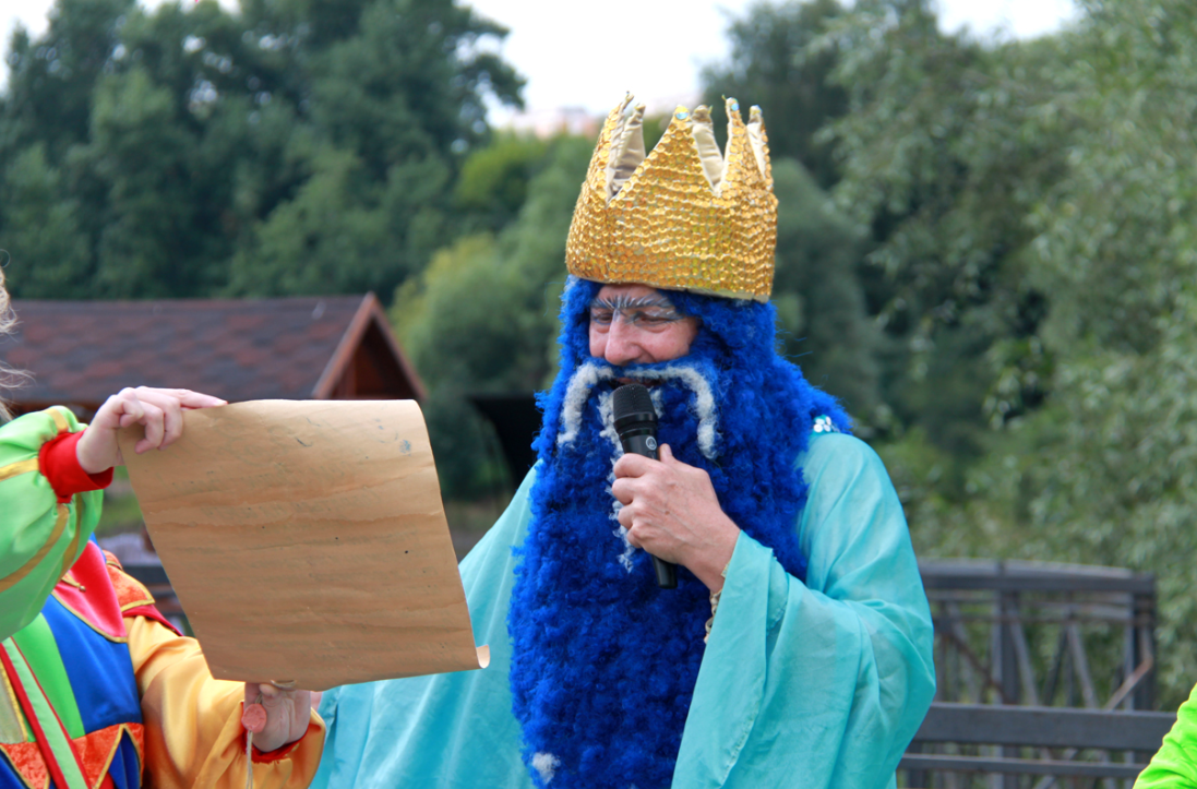 Актёр в костюме Нептуна на празднике в Подмосковье. 