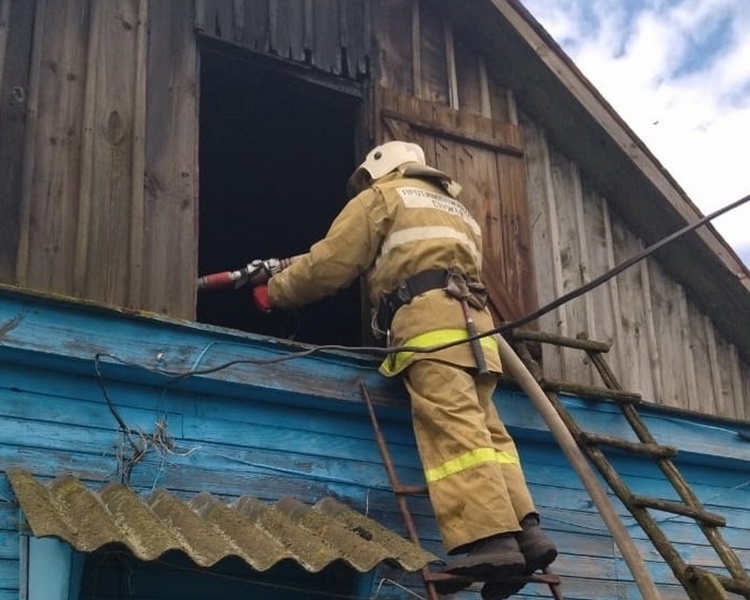     В Курской области чердак в доме задымился из-за замыкания электропроводки
