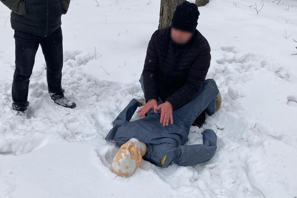 Мужчина на следственном эксперименте. Фото: СК.