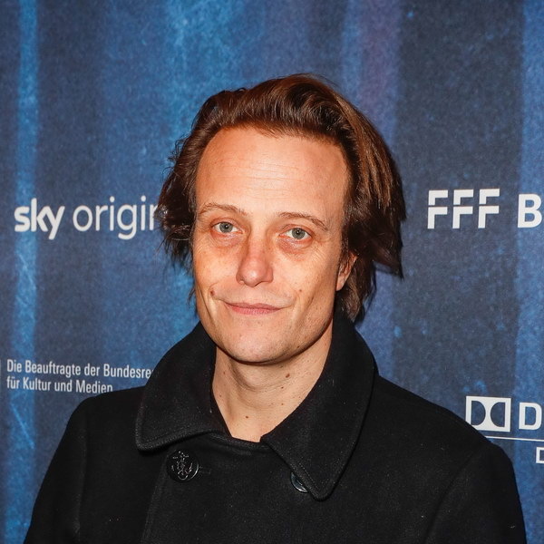     Павел Павликовский снимает фильм «1949» с Сандрой Хюллер, Хансом Цишлером и Аугустом Дилем