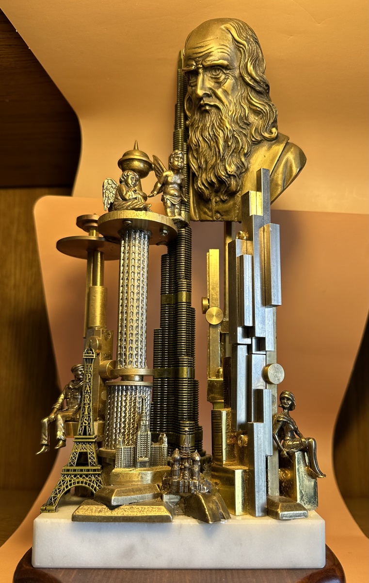 Композиция, высота 29 см. Фигуры и конструктивные элементы – бронза, латунь и другие сплавы. Постамент – мрамор, дерево