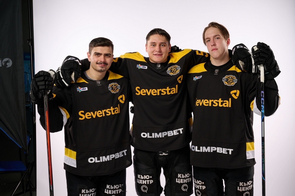    Экипировка осталась желто-черной, но изменился дизайн. На форму добавили эмблему "70 лет череповецкому хоккею".