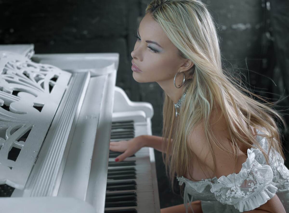 Оля Ла Ева - певица, актриса, автор