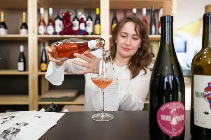 Выпуск игристых и светлых вин подстегивает как покупательский спрос, так и климат. Фото: Росконгресс