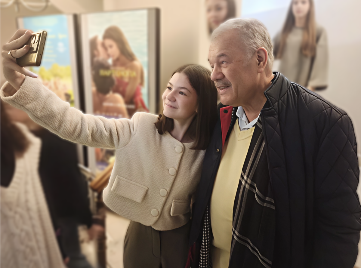   Александр Гамов с ученицей Школы журналистики имени Владимира Мезенцева. Фото: Алексей Поликарпов Алексей Поликарпов