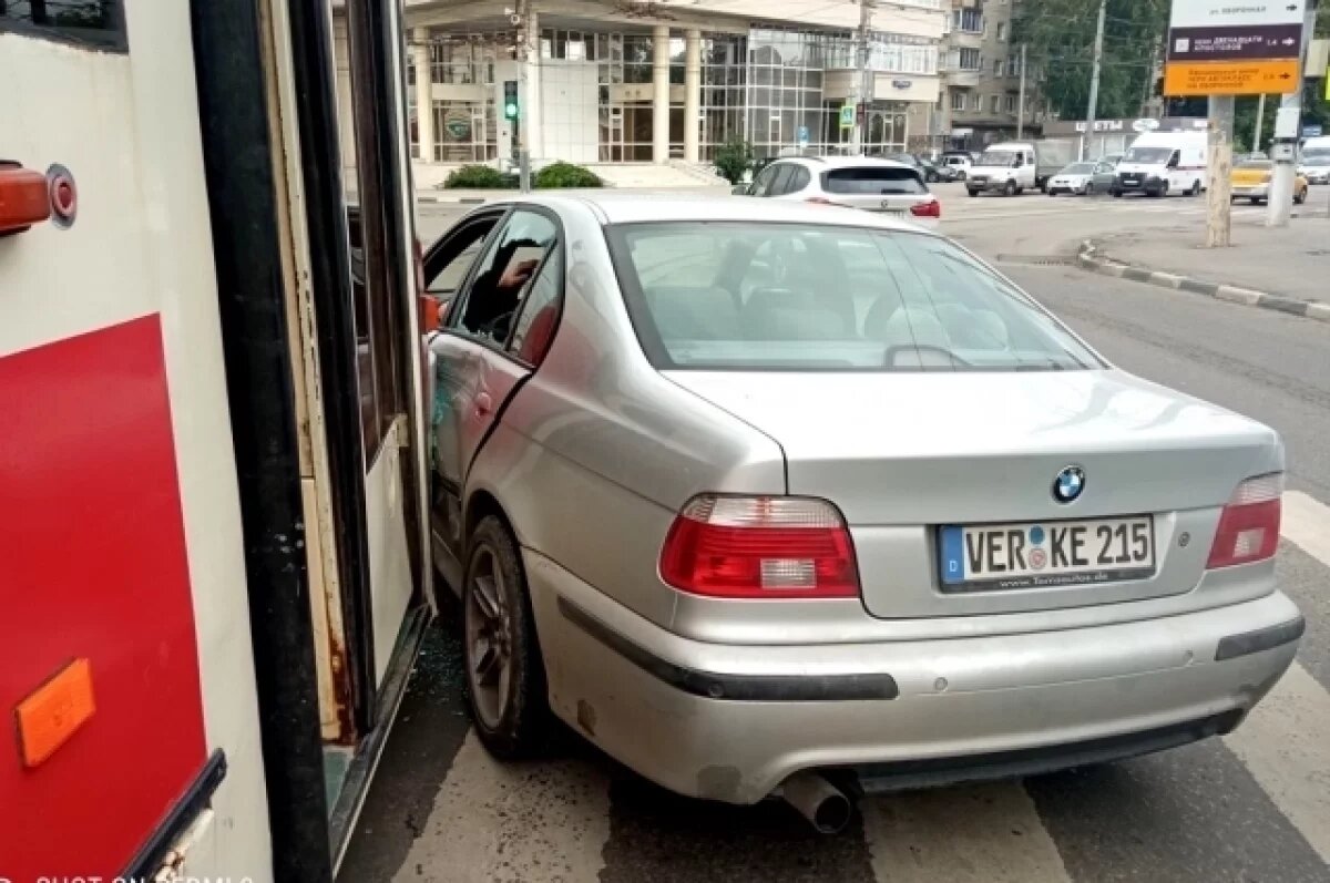    В Туле на ул. Советской трамвай протаранил BMW с немецкими номерами