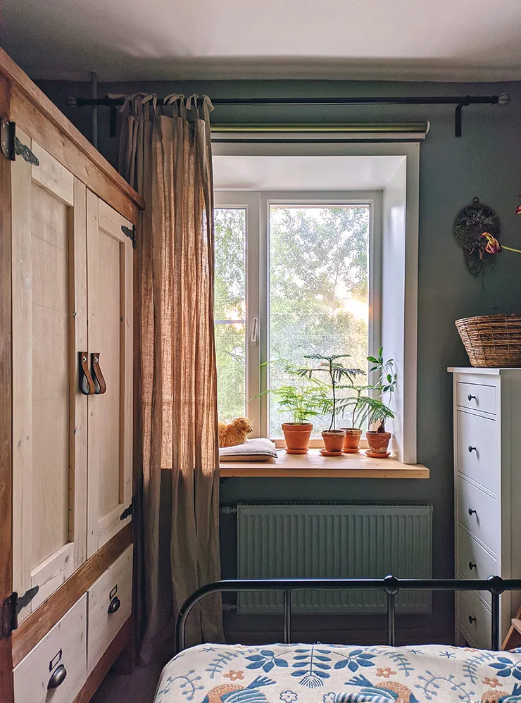 Здесь перекрашены стены в спальне и радиатор. Но первым слоем на радиаторе нанесена алкидная грунтовка