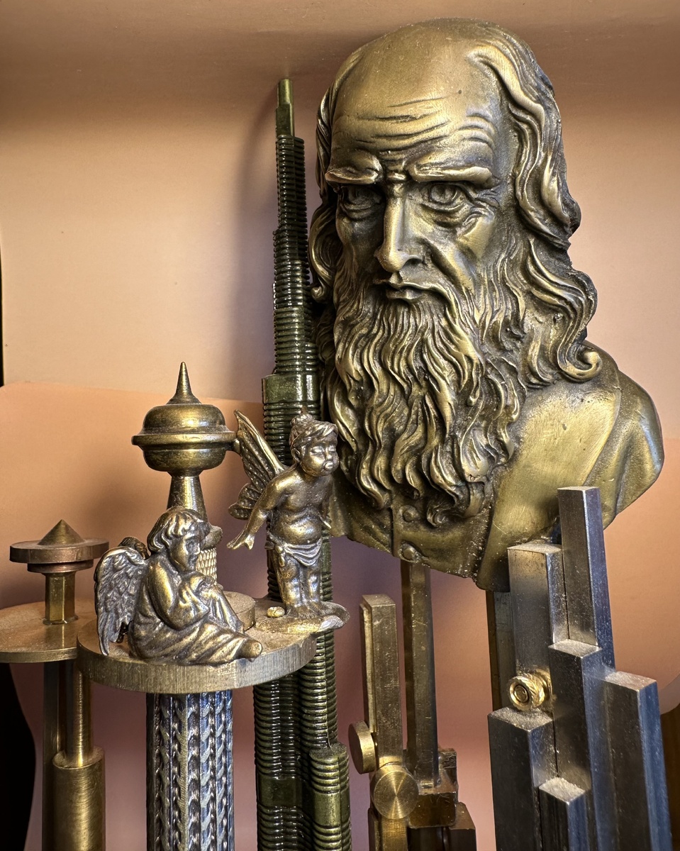 Композиция, высота 29 см. Фигуры и конструктивные элементы – бронза, латунь и другие сплавы. Постамент – мрамор, дерево