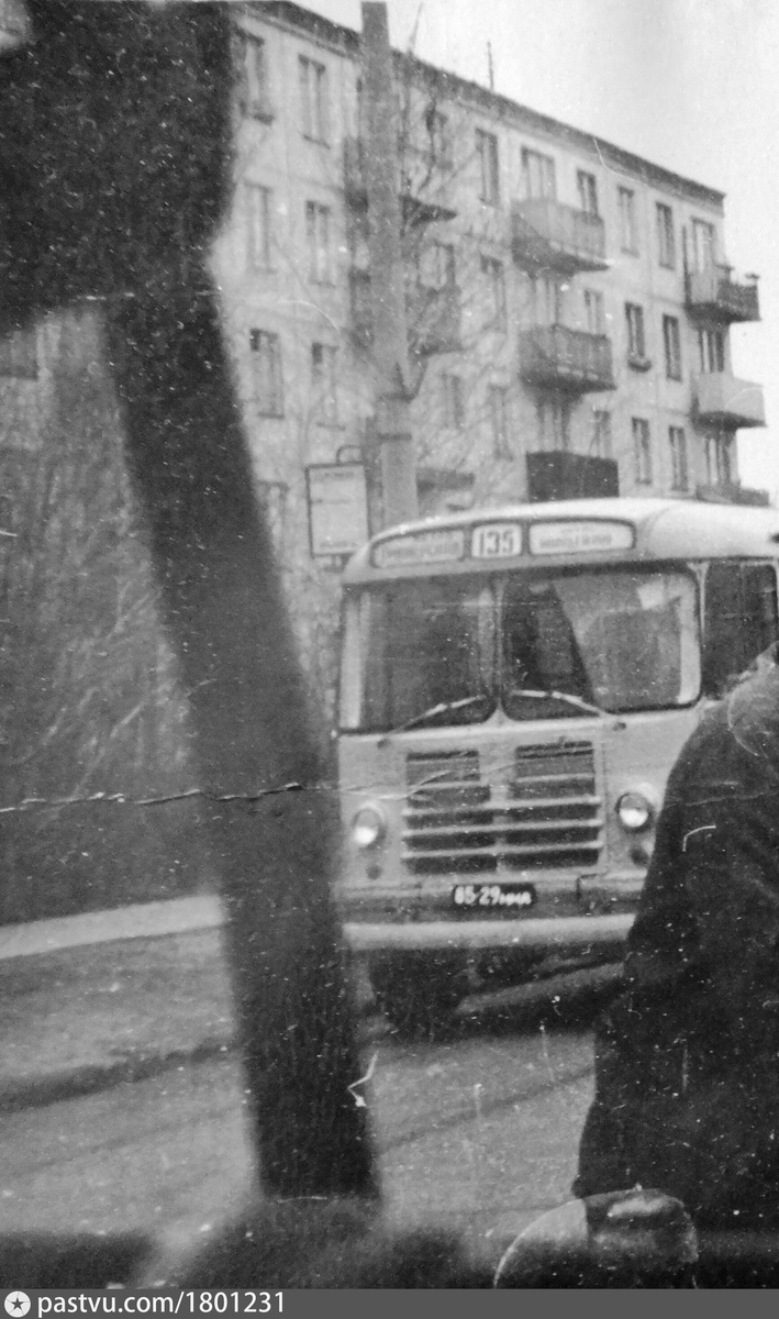 Нашла фотографию 135-го автобуса! Как раз на остановке из моего детства.