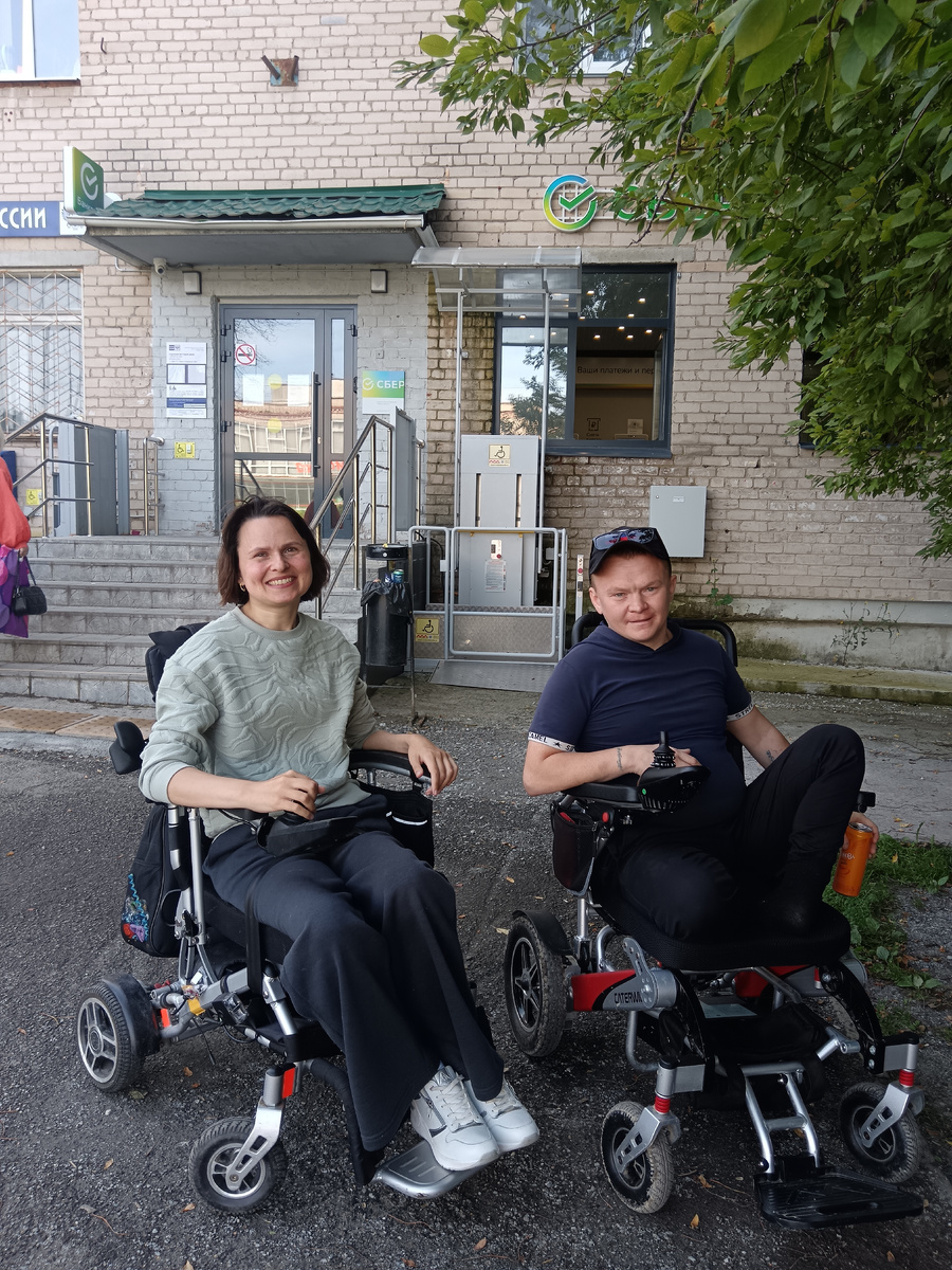 Двое на электроколясках