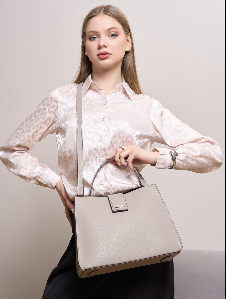 Вы когда-нибудь задумывались, почему одни товары на маркетплейсах «улетают» в первые дни, а другие месяцами пылятся в каталоге? Всё дело в карточке товара.