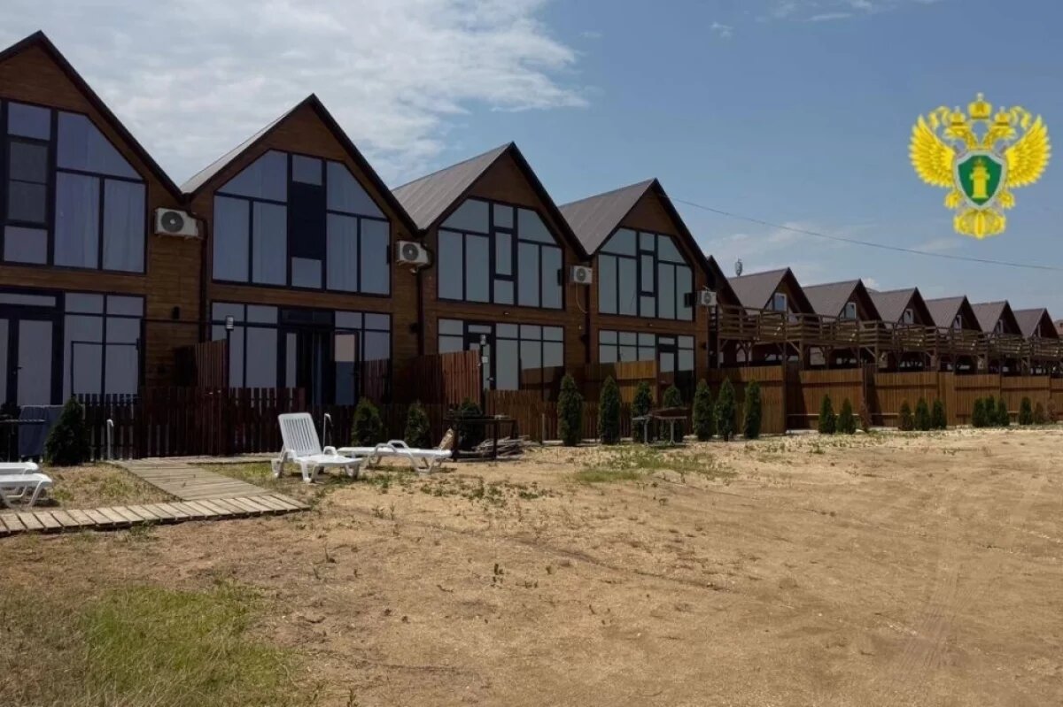    Суд обязал снести каменный забор и 11 мансардных домиков у Каспийского моря