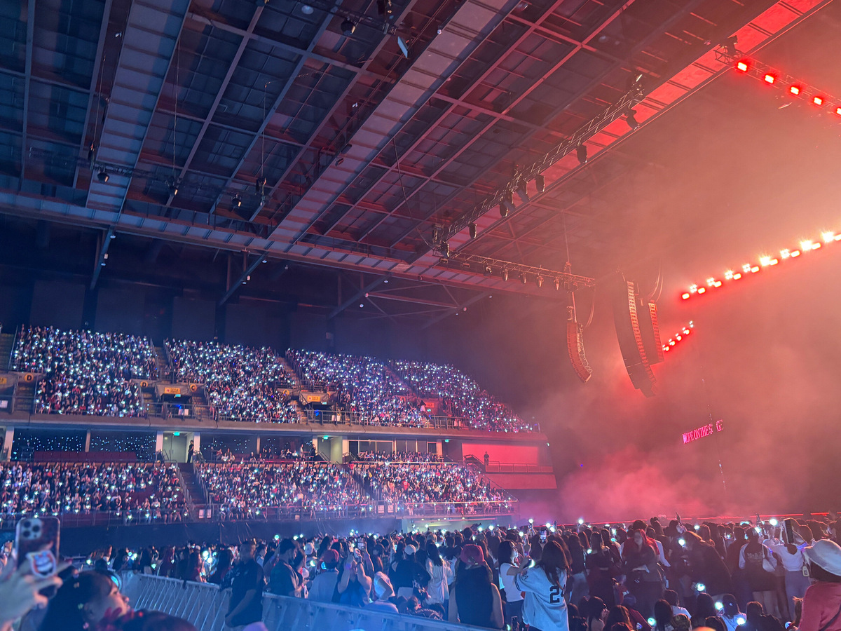 Тайцы на концертах ведут себя довольно сдержанно, но большое количество иностранных фанатов, в том числе европейцев, создаёт яркую и энергичную атмосферу. Здесь можно ожидать более активного взаимодействия с артистами и другими поклонниками, что делает концерты в Таиланде более динамичными по сравнению с корейскими