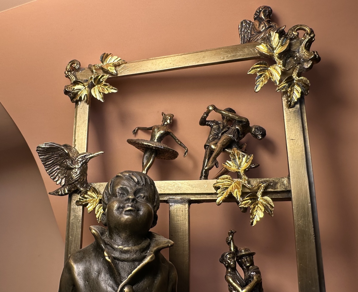 Бронзовая композиция, высота 27 см. Фигуры и конструктивные элементы – бронза, латунь. Постамент – дерево