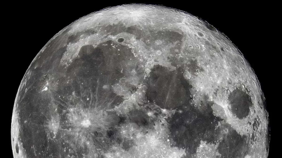    Луна. Фото: freepik.com