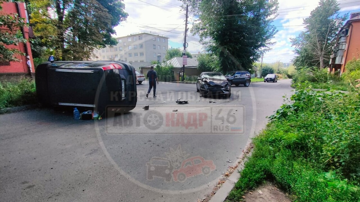    В Курске столкнулись две машины — одна опрокинулась
