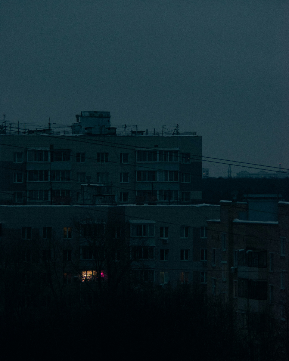 Фотография из https://unsplash.com/photos/a-building-that-has-a-lot-of-windows-in-it-saDx5eap9CQ