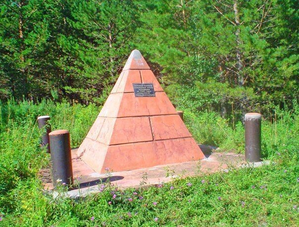 Памятник на месте первого демидовского завода. https://petersmonuments.ru/europe/memorials/pamyatnyy-znak-na-meste-kolyvanskogo-zavoda-altayskiy-kray/