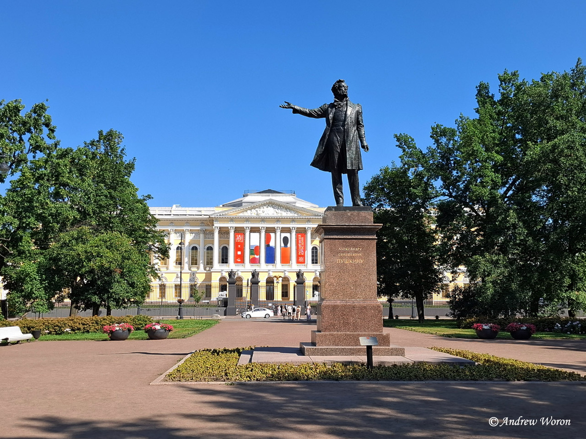Памятник Пушкину в Михайловском сквере
