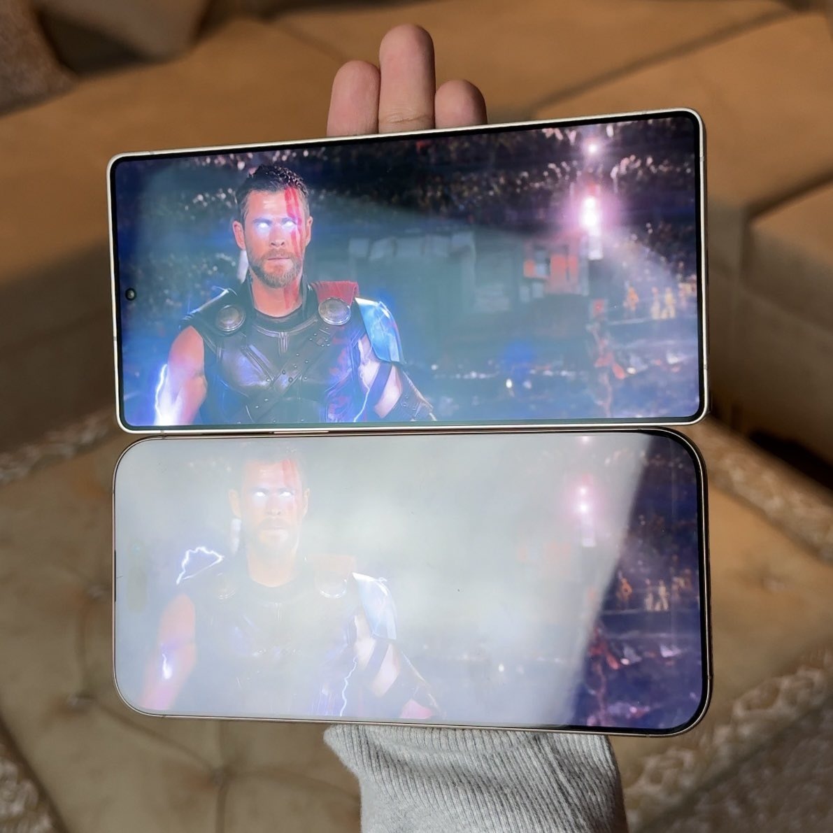    Galaxy S25 Ultra (сверху) и iPhone 16 Pro Max (снизу). Источник: TechDroider