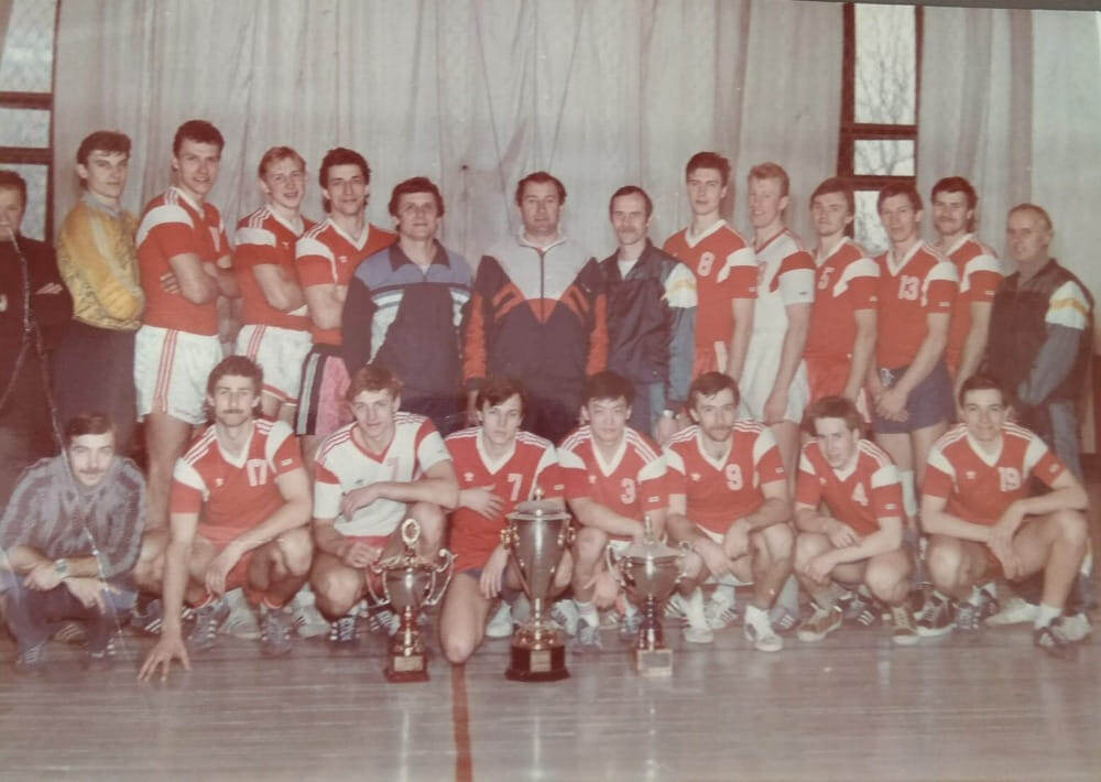    Легендарный чемпионский состав "Невы", за который играло руководство "Зенита". В верхнем ряду третий слева - Дмитрий Торгованов, в нижнем ряду первый справа - Сергей Зиза