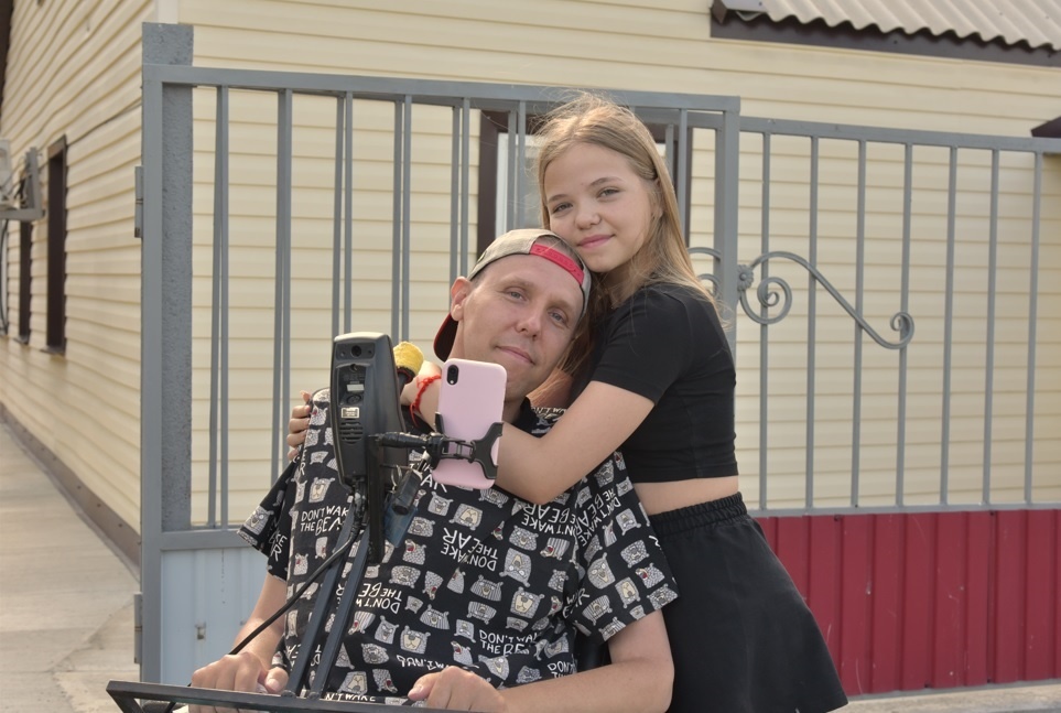     Владимир Скарга с дочерью. Фото: Виталий ГАРКУША