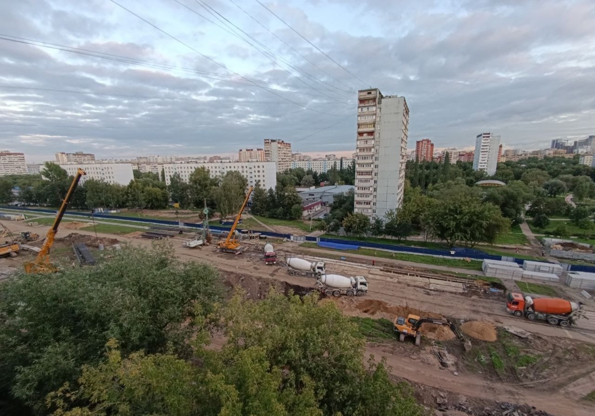 📷 1.1: Общий вид площадки станции «Гольяново»: техника на устройстве пионерной траншеи «стены в грунте», доставка смеси автобетоновозами. 