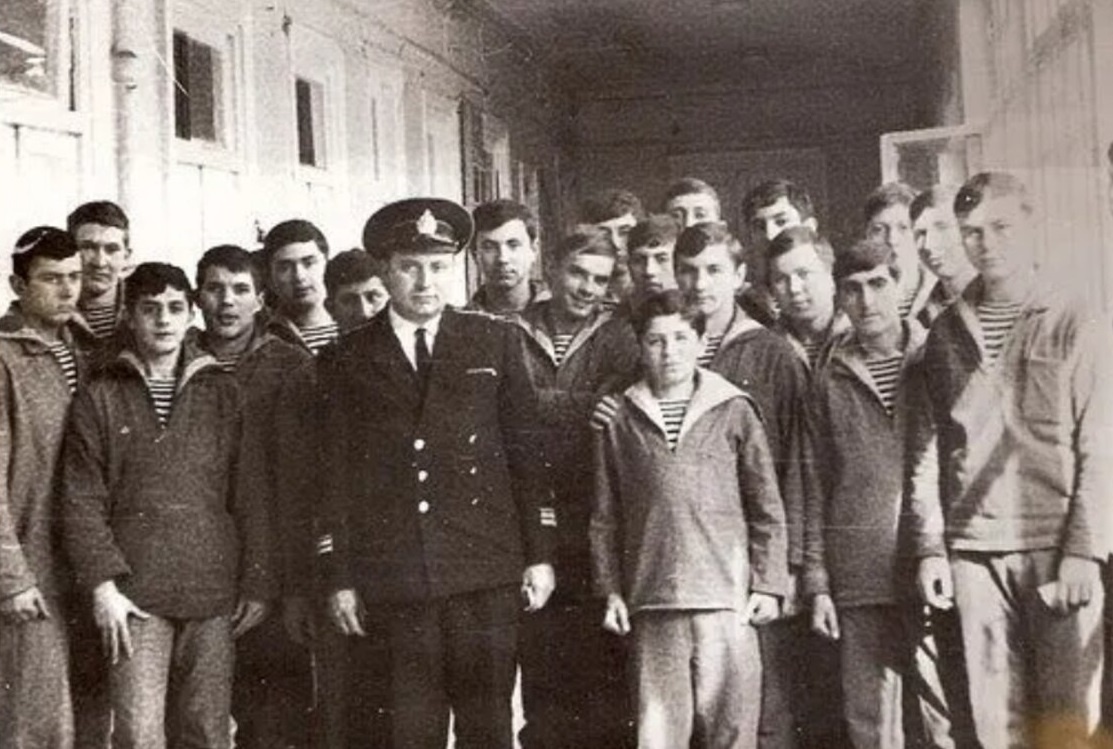 Курсанты Бакинского мореходного училища. Скорее всего фото более позднего периода, чем тот, что лписан в статье. Но это фото из открытого доступа очень характерное для БМУ того времени.